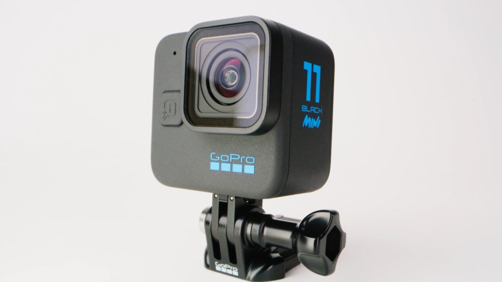 product shot of the GoPro Hero11 Mini HERO11 thumbscrew and quick release buckle black blue Logo